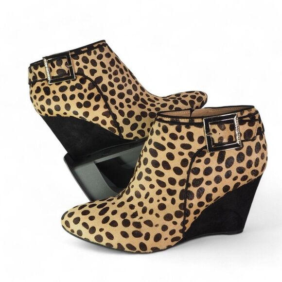 Isaac Mizrahi Leopard Print Pony Hair Wedge Ankle Booties Women's 8.5 - Picture 1 of 12